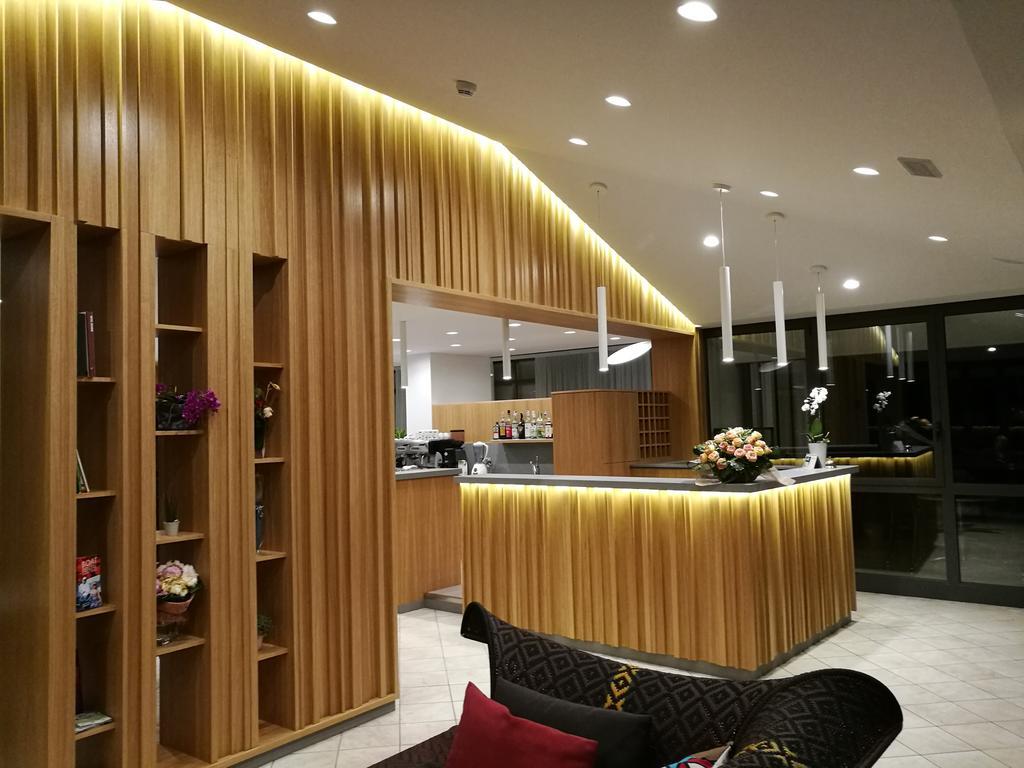 加拉加斯酒店 利尼亚诺萨比亚多罗 外观 照片