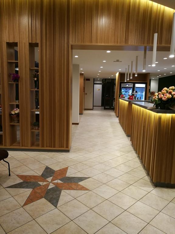 加拉加斯酒店 利尼亚诺萨比亚多罗 外观 照片